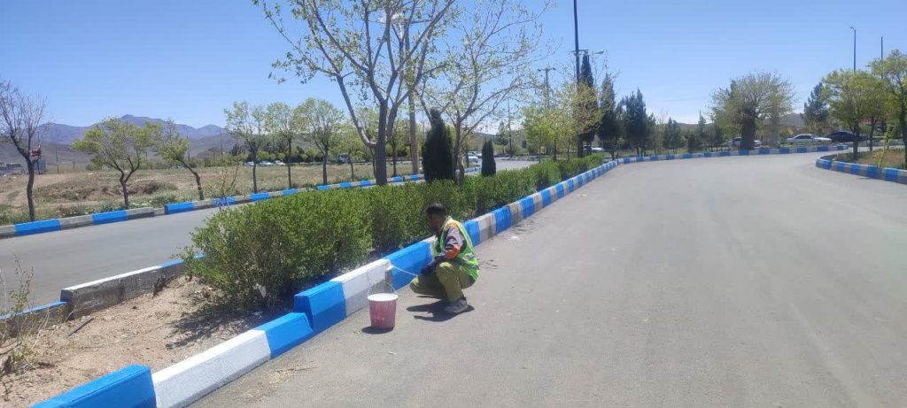 📢 اجرای رنگ آمیزی جداول سطح شهر دستجرد توسط واحد خدمات شهری شهرداری